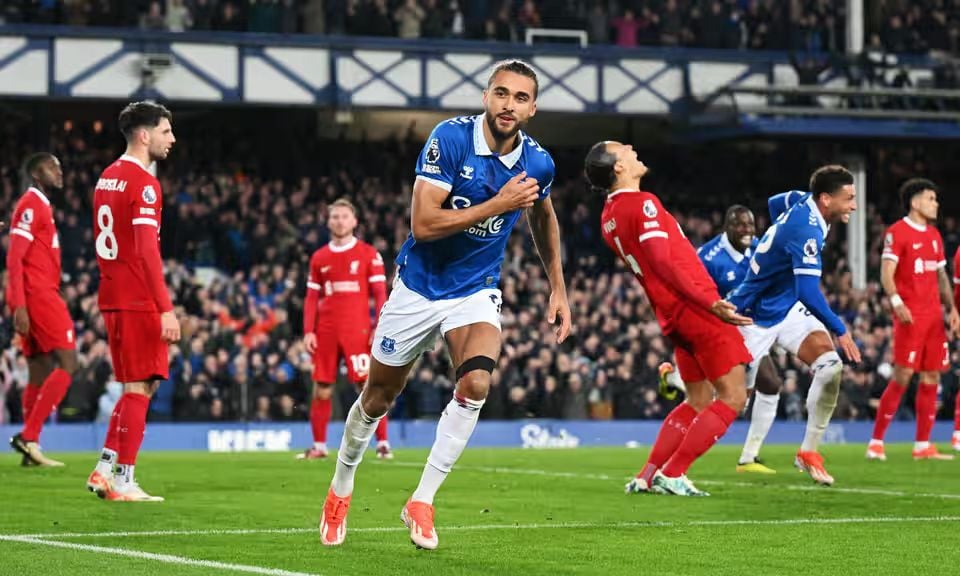 Liverpool lose at Everton to leave Premier League hopes in ruins