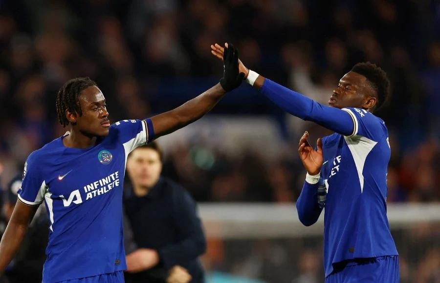 Chelsea shatter Spurs' top four bid