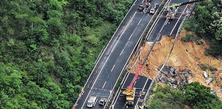 Road collapse in southern China kills 36